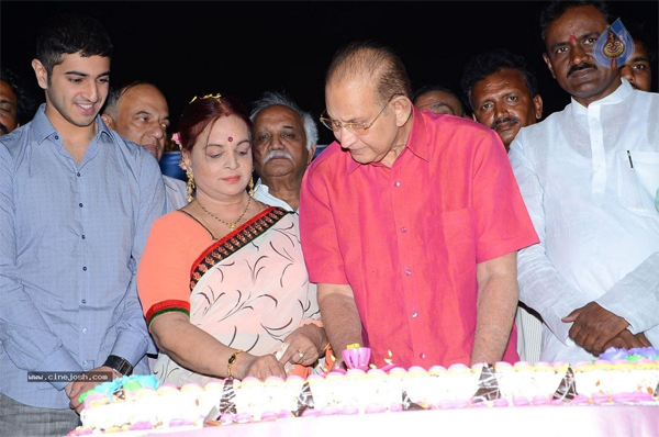 ghattamaneni krishna,birthday celebrations,vijaya nirmala  ఘనంగా ఘట్టమనేని కృష్ణ జన్మదిన వేడుకలు..!